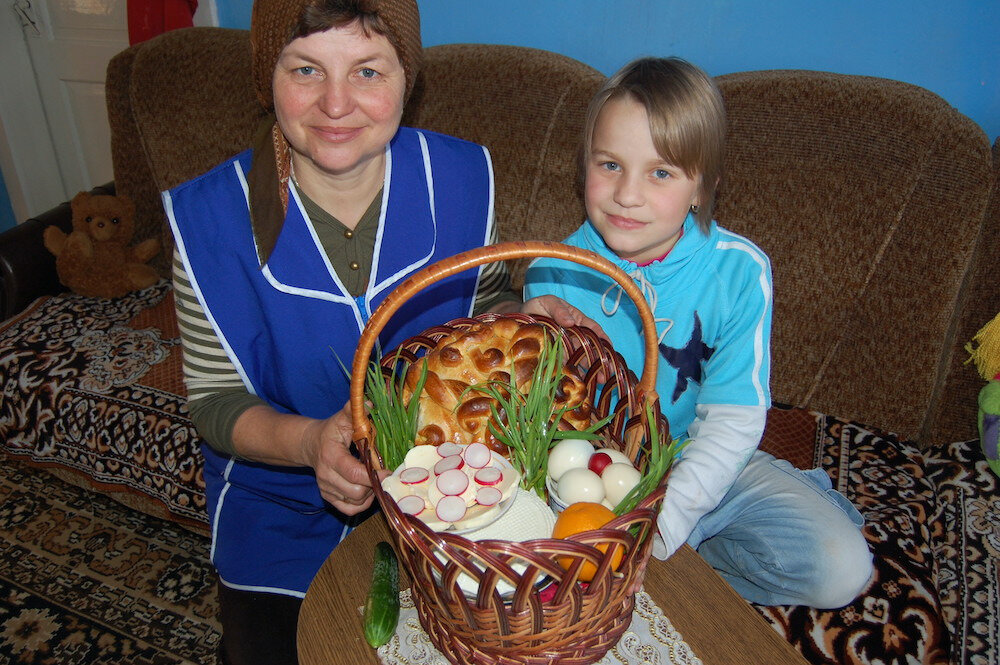 Maria und die jüngste Tochter Anja mit dem vorbereiteten Osterkorb.