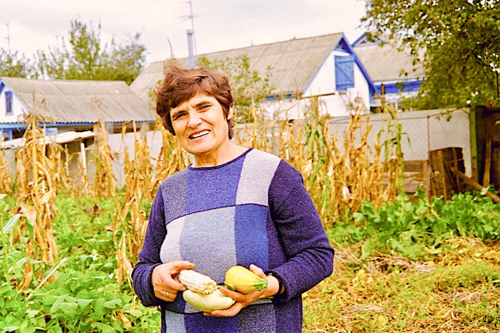 Nina 2001 im grossen Garten ihrer Datscha, wo sie auch dieses Jahr Gemüse pflanzen wird.