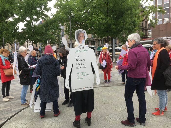 Die angeregten Diskussionen in der AG DenkRäume führten auch zu Aktionen, wie nach der Pandemie am Frauenstreiktag 2020 zum ersten Auftritt mit den Pappfiguren in Zürich.