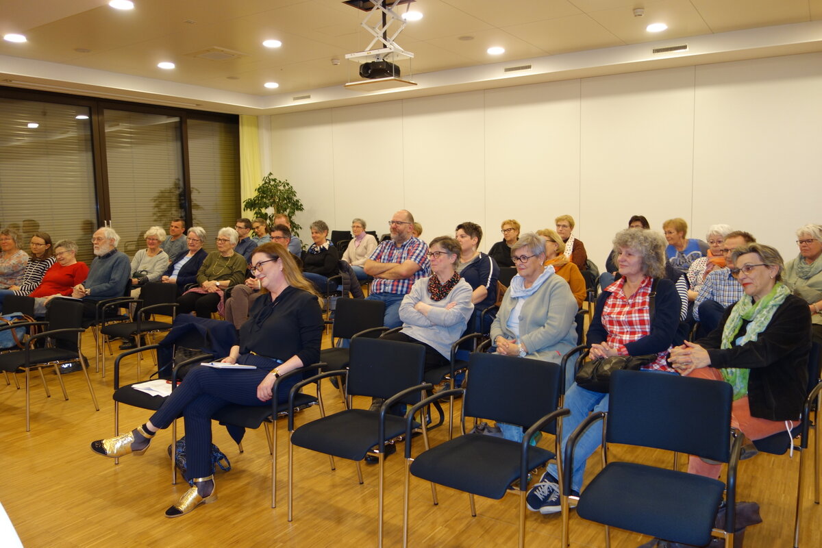Podium und Diskussion zum Thema ««Pflege im Alter – Herausforderungen und Chancen» in Langenthal zeigten: Im Bereich der Pflege sind Veränderungen auf vielen Ebenen dringend nötig.