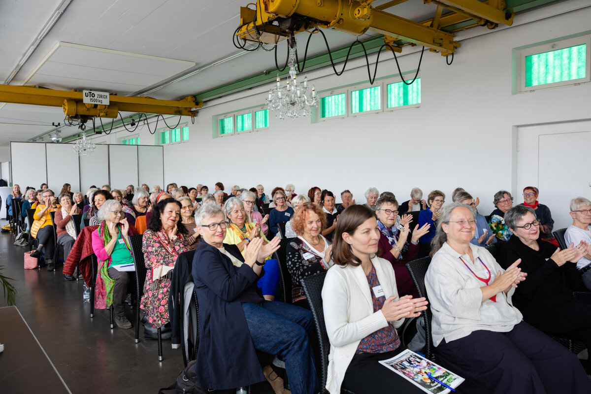 Frauen aus der ganzen Deutschschweiz begrüssen den neuen Verein mit Applaus.