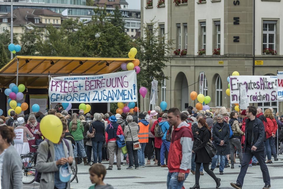 Die Grossm&uuml;tterRevolution mischt sich ein und mobilisiert.