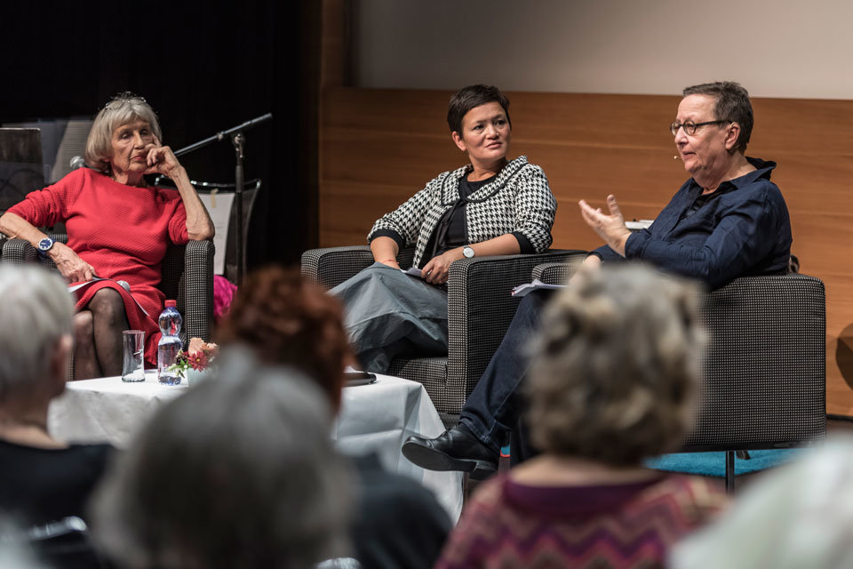 Marie-Louise Barben, Jessica Schnelle und Elisabeth Roter im Gespr&auml;ch.