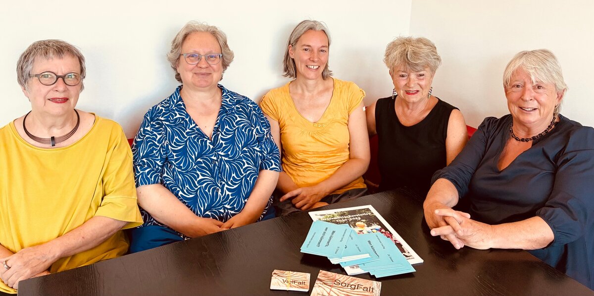 Von links nach rechts: Lisa Binder, Energie (Finanzen)​, Rosmarie Brunner, Drehschreibe (Pr&auml;sidentin), Eva Schmassmann (Gesch&auml;ftsstelle), Irene Leu, Netz (Vernetzungen / Care Tag) und Veronika Bossard, Quelle (Tagungsverantwortliche). Von den Vorstandsfrauen fehlt Regula Schoch, Nahrung (Mitfrauenpflege / Kontakt mit RegioForen und Arbeitsgruppen​)​. Sie dr&uuml;ckte auf den Ausl&ouml;ser.