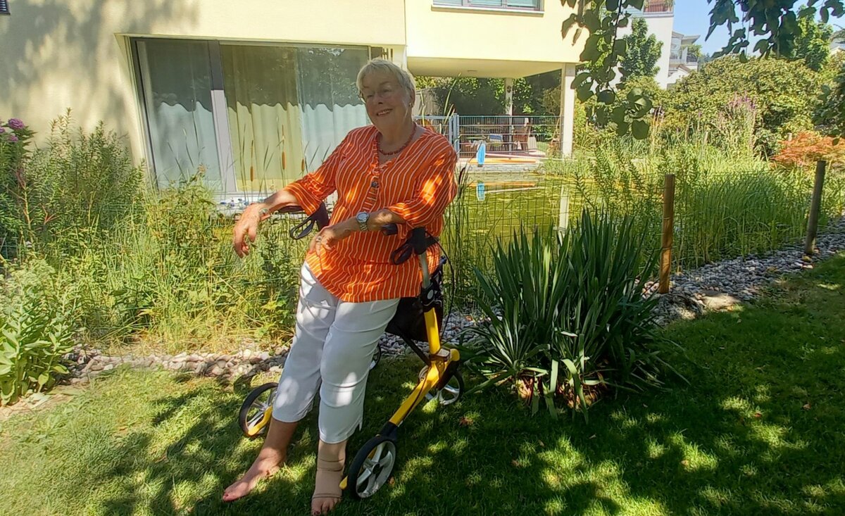 Doch noch ein Foto mit Rollator &ndash; allerdings widerwillig: &laquo;Muess d&auml; Cheib uf ds Foto?&raquo;
