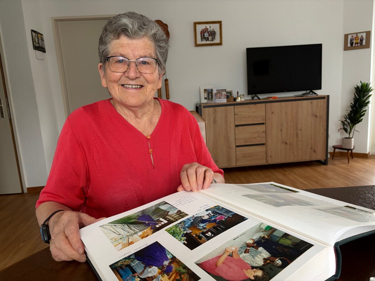 Foto 1: Beim Anblick der Fotob&uuml;cher mit Bildern des Austausches mit B&auml;uerinnen aus Afrika und Indien schwelgt Trudy L&ouml;tscher-Meier in Erinnerungen.