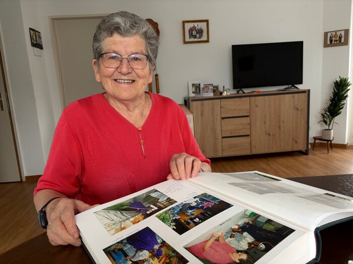 Beim Anblick der Fotob&uuml;cher mit Bildern des Austausches mit B&auml;uerinnen aus Afrika und Indien schwelgt Trudy L&ouml;tscher-Meier in Erinnerungen.