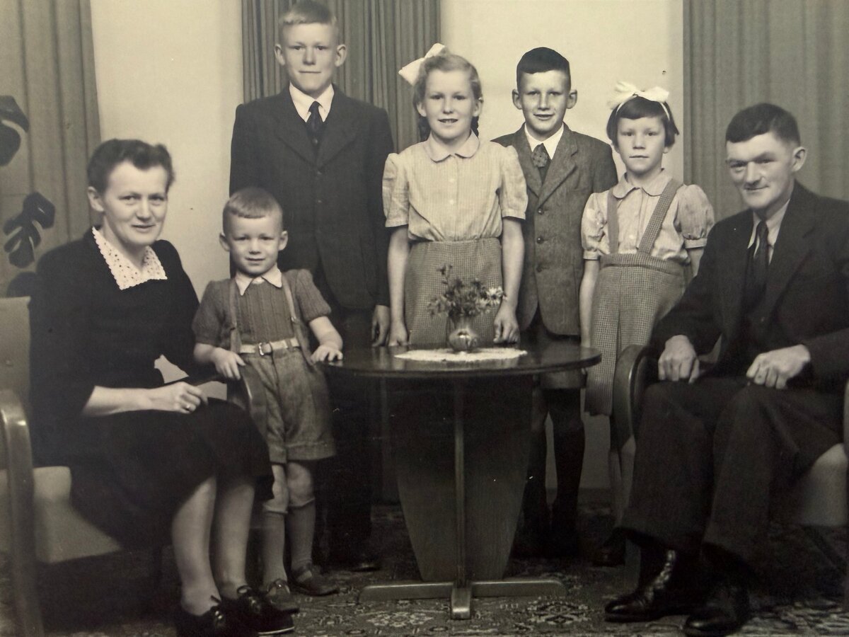 Familienfoto mit Trudy (Mitte)
