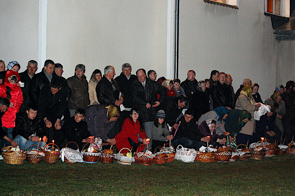In der Osternacht warten die Menschen vor der vollbesetzten Dorfkirche mit ihren Osterk&ouml;rben auf den Segen des Priesters.