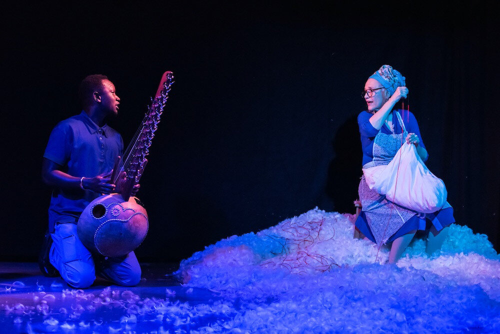 Frau Schneebeli (Vreni Achermann) und der Spitex-Mitarbeiter (Sadio Cissokho) tr&auml;umen in &laquo;Chuen&auml;gele&raquo; gemeinsam von einer Welt ohne Vorurteile.