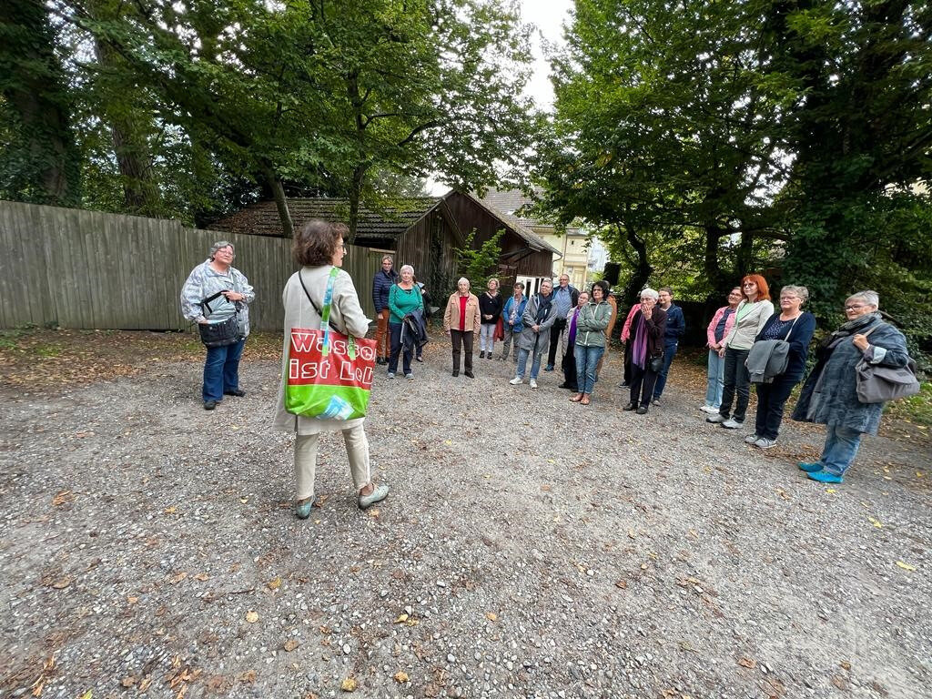 Regula Wirth (mit grosser Tasche) brachte uns bei einem Rundgang starke Frauen in Herzogenbuchsee n&auml;her.
