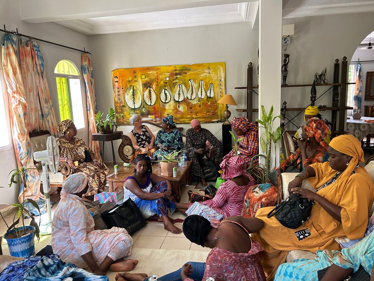 Im Gespr&auml;ch mit Frauen im Gesundheits- und Kulturzentrum in Gambia.