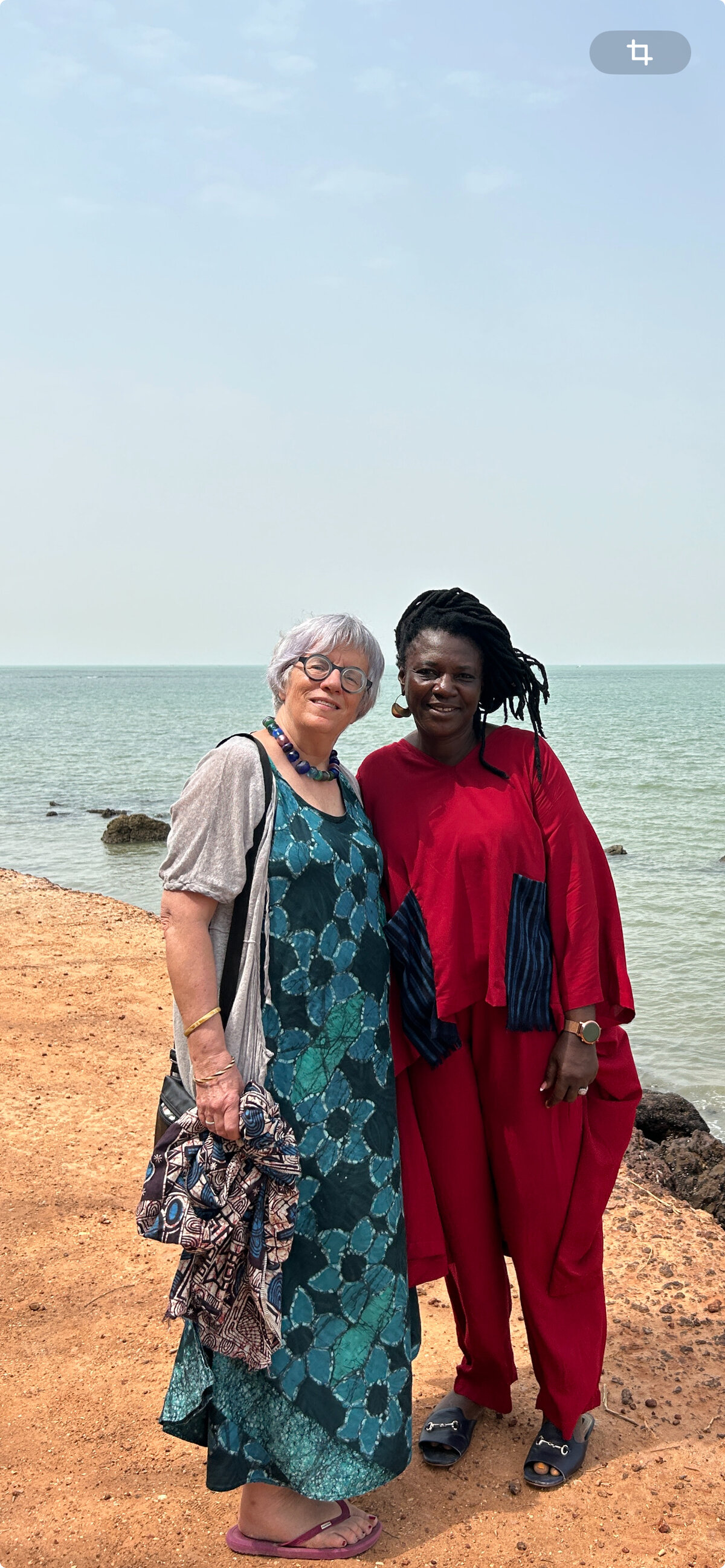 Madeleine Lehmann mit der gambischen K&uuml;nstlerin Isha Fofana, Projektleiterin des Gesundheits- und Kulturzentrums Mama Afrika.