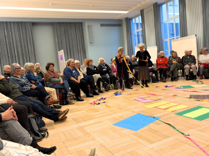 An der ausverkauften Herbsttagung des Vereins Grossm&uuml;tterRevolution kn&uuml;pften die 100 Teilnehmerinnen ein vielfarbiges Band als Zeichen der Verbundenheit trotz Differenzen.
