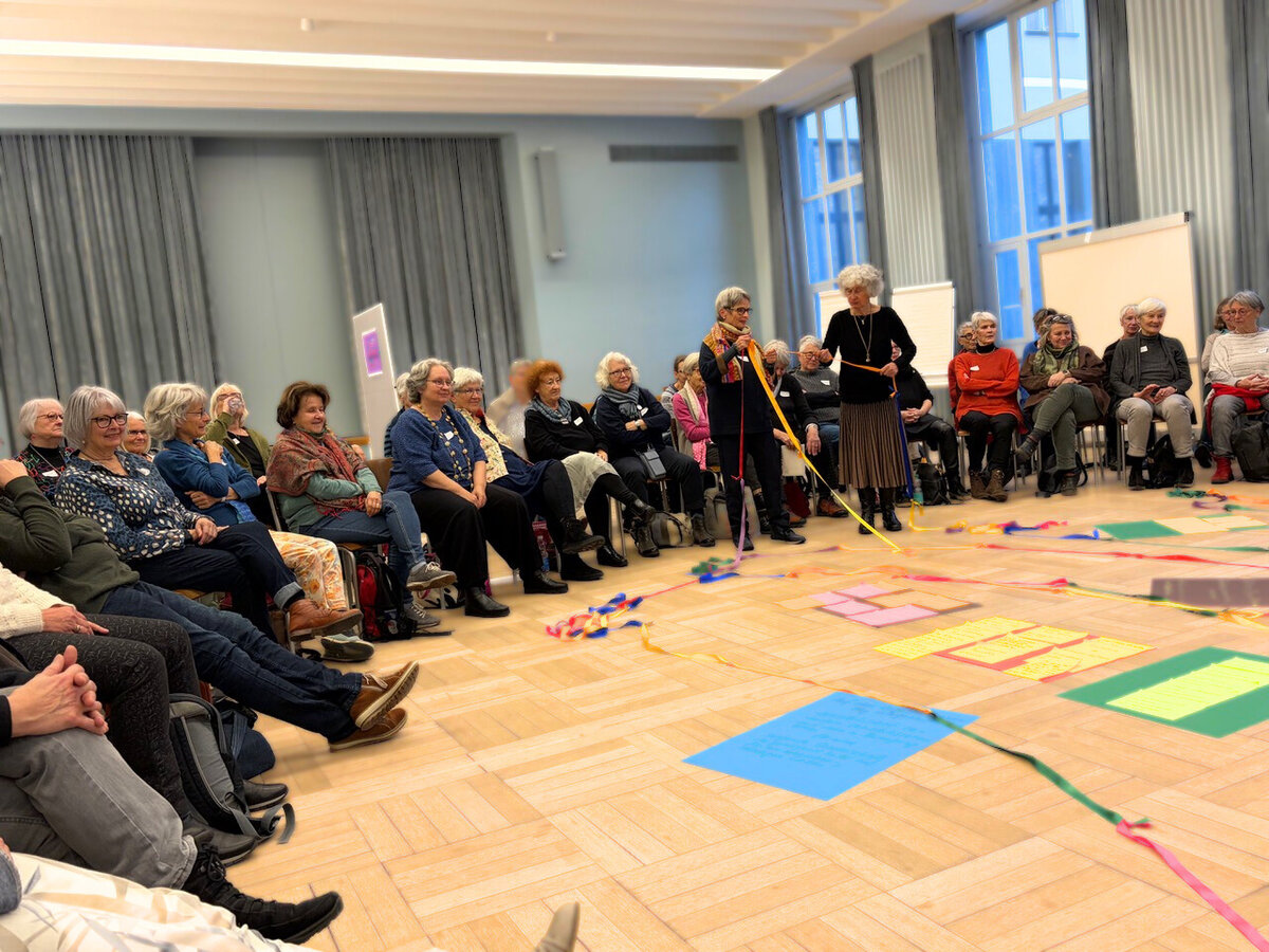 An der ausverkauften Herbsttagung des Vereins Grossm&uuml;tterRevolution kn&uuml;pften die 100 Teilnehmerinnen ein vielfarbiges Band als Zeichen der Verbundenheit trotz Differenzen.