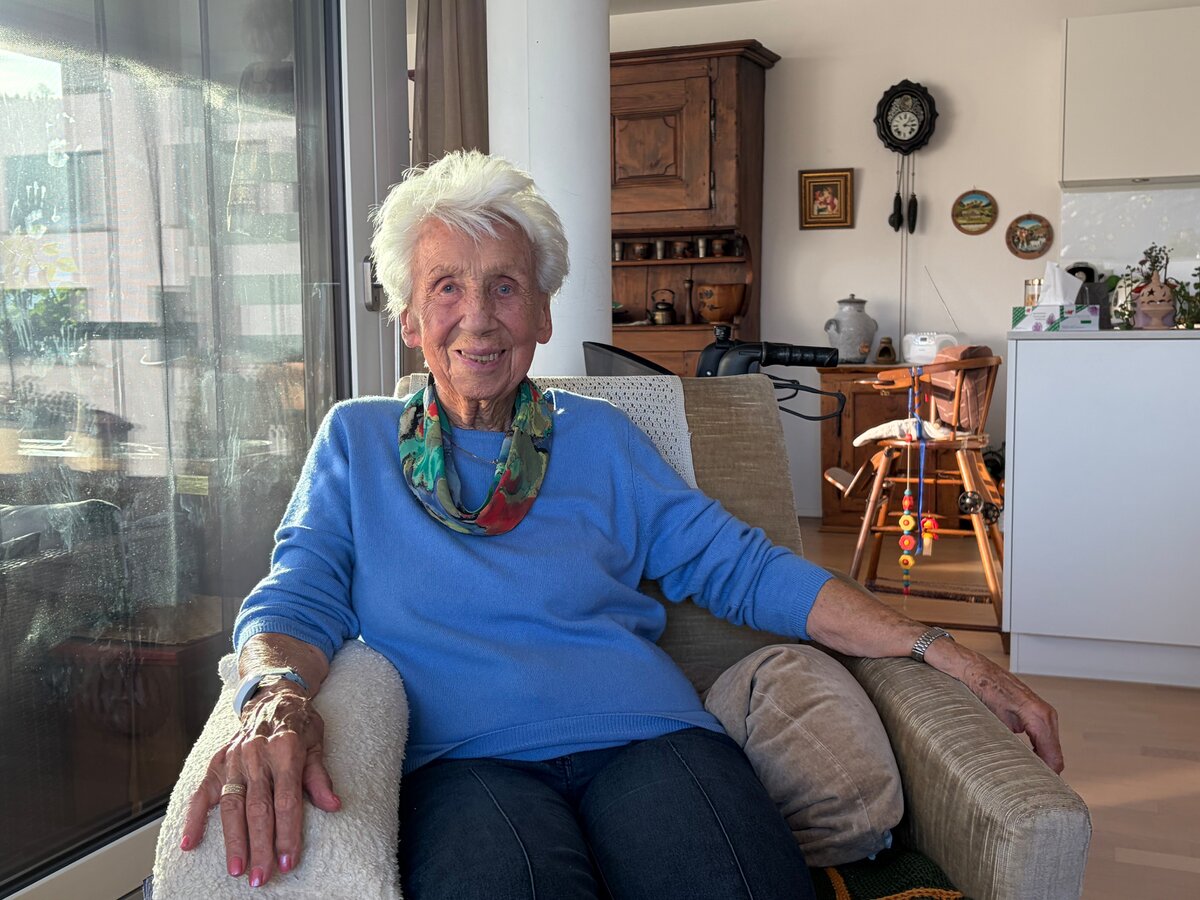 In der Neubauwohnung in Luzern zeugen Gobelinst&uuml;hle, selbst gefertigte Puppen und Marionetten neben Kinderstuhl und Rollator vom vielseitigen Leben von Silvia K&auml;slin-Sch&ouml;nenberger.