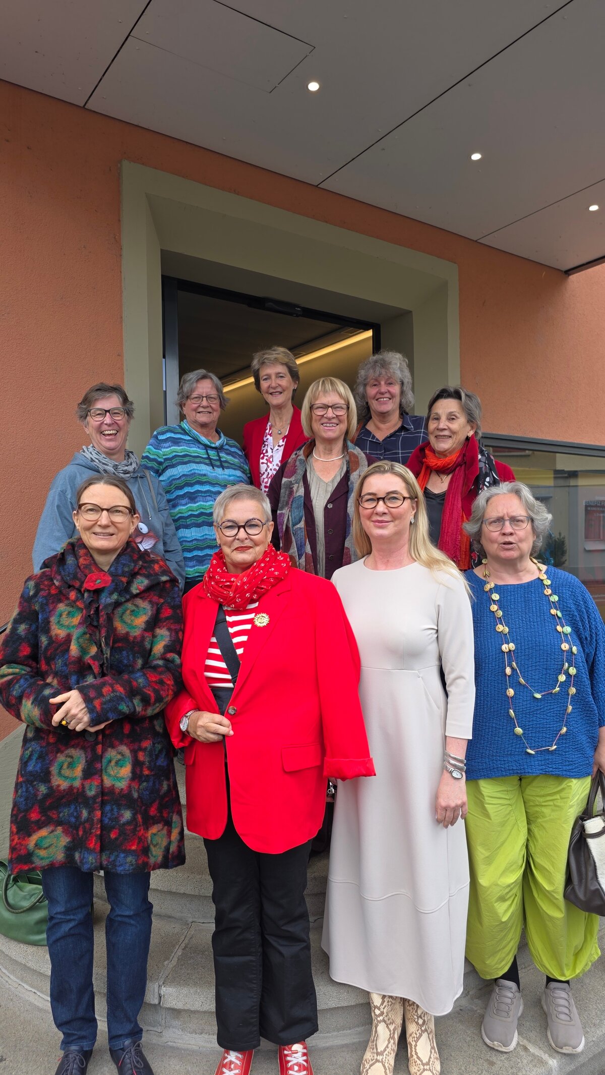 Das Team des RegioForums Oberaargau mit G&auml;sten: obere Reihe, von links. Renate Lanz, Irmgard Bayard, Simonetta Sommaruga (altBundesr&auml;tin), Edith M&uuml;ller (Produzentin), Priska Walser, Maya Eigenmann. Untere Reihe, von links: Ir&egrave;ne Muster, Dorette Balli, Jana Fehrensen und Rosmarie Brunner (Pr&auml;sidentin VGmR).