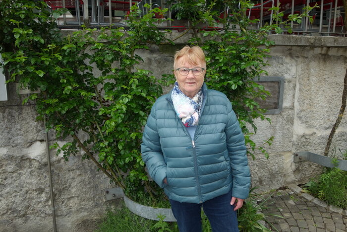 Gertrud Hurni vor dem Kreuz in Herzogenbuchsee, wo sie sich gerne einen Kaffee g&ouml;nnt.