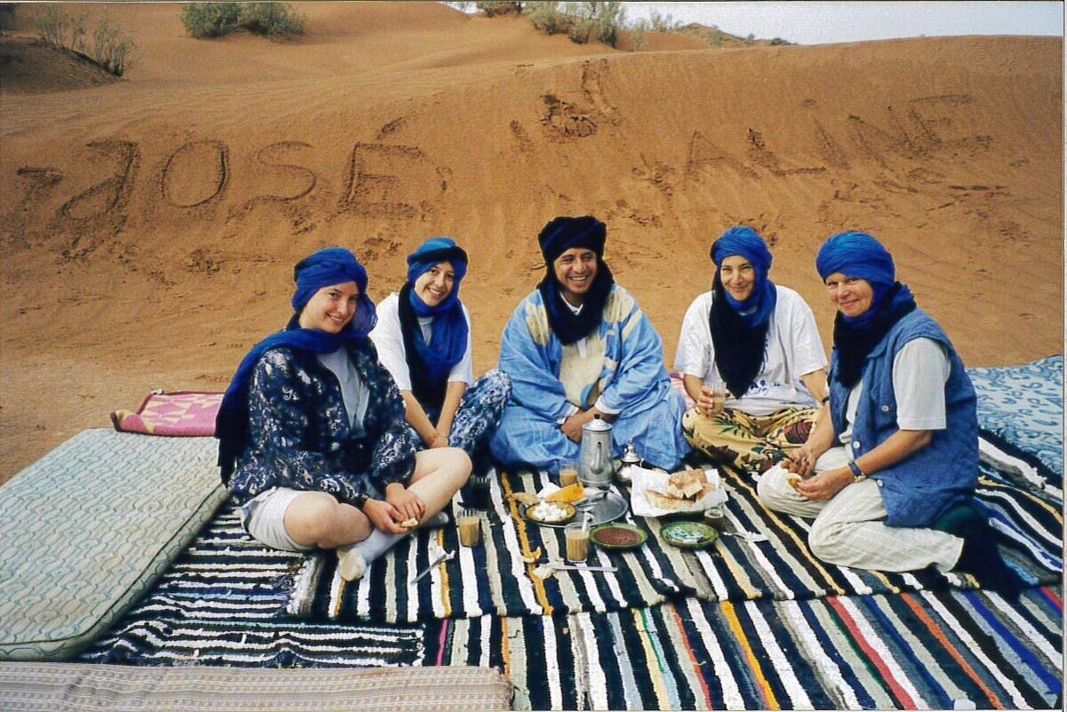Im Oktober 1999 war unter anderem Maya Eigenmann (zweite von rechts) mit Gertrud Hurni in Marokko. (Foto zvg)