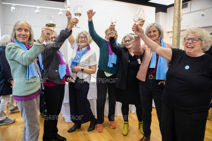 In Strassburg stiessen die Klimaseniorinnen auf ihren Erfolg an. Foto Miriam K&uuml;nzli / Greenpeace. Die Entt&auml;uschung war gross, als im Juni nach dem St&auml;ndert auch der Nationalrat gegen das Klima-Urteil aus Strassburg protestierte.