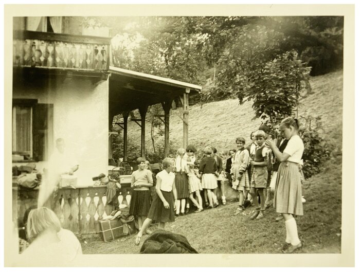 Impression aus der Ferienkolonie in Serneus 1955 von Barbara Bischoff (3. Kind von rechts mit der Sch&uuml;rze)