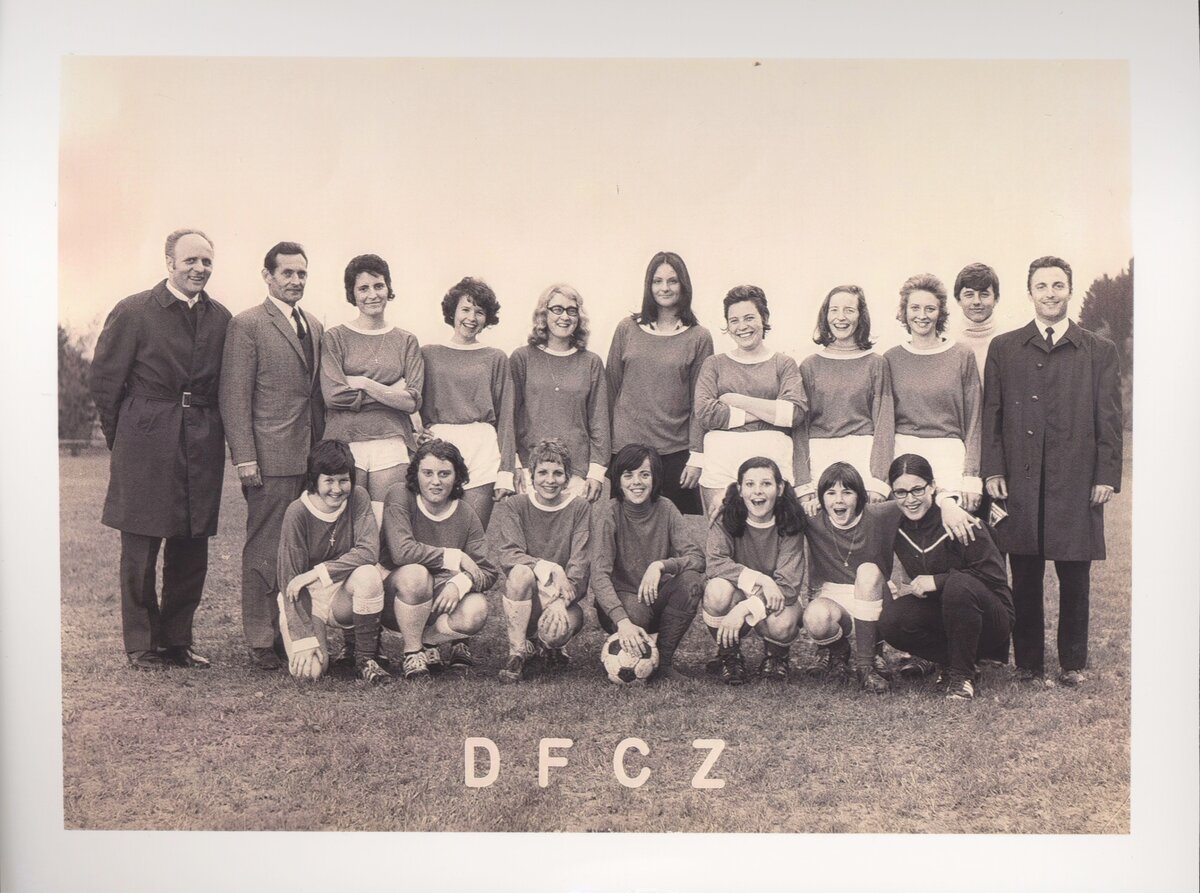 Spielerinnen des ersten Damenfussballclubs aus Z&uuml;rich. Foto zvg der &laquo;Zeitlupe&raquo;.