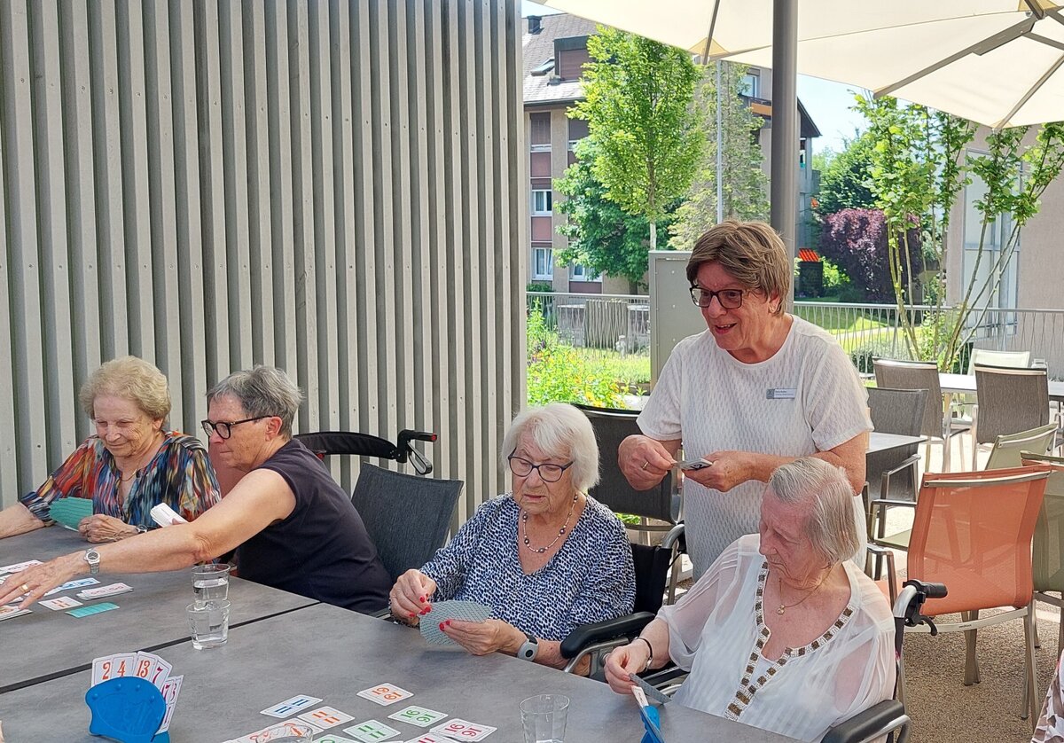 Doris hilft unter anderem beim Spielnachmittag im Alterszentrum Haslibrunnen in Langenthal.
