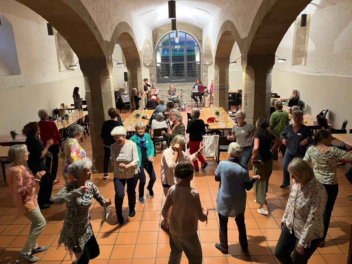 Die lustvolle Atmosph&auml;re der Tagung m&uuml;ndete am Abend im unbeschwerten Tanzen im Abtkeller zur Musik der Gruppe Palinka.