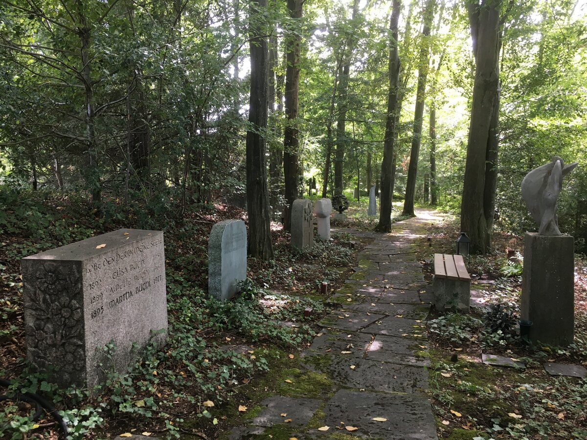 Neben pers&ouml;nlichen Gespr&auml;chen kann auch ein Gang durch einen Friedhof wie das H&ouml;rnli in Basel tr&ouml;stlich sein.