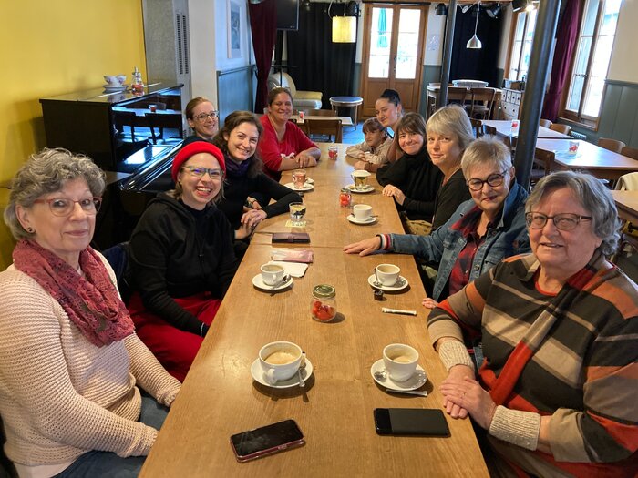 Generationen von Frauen treffen sich jeweils am dritten Samstagvormittag. Zweite von links: Initiatorin Saima Linnea S&auml;gesser. Foto zvg