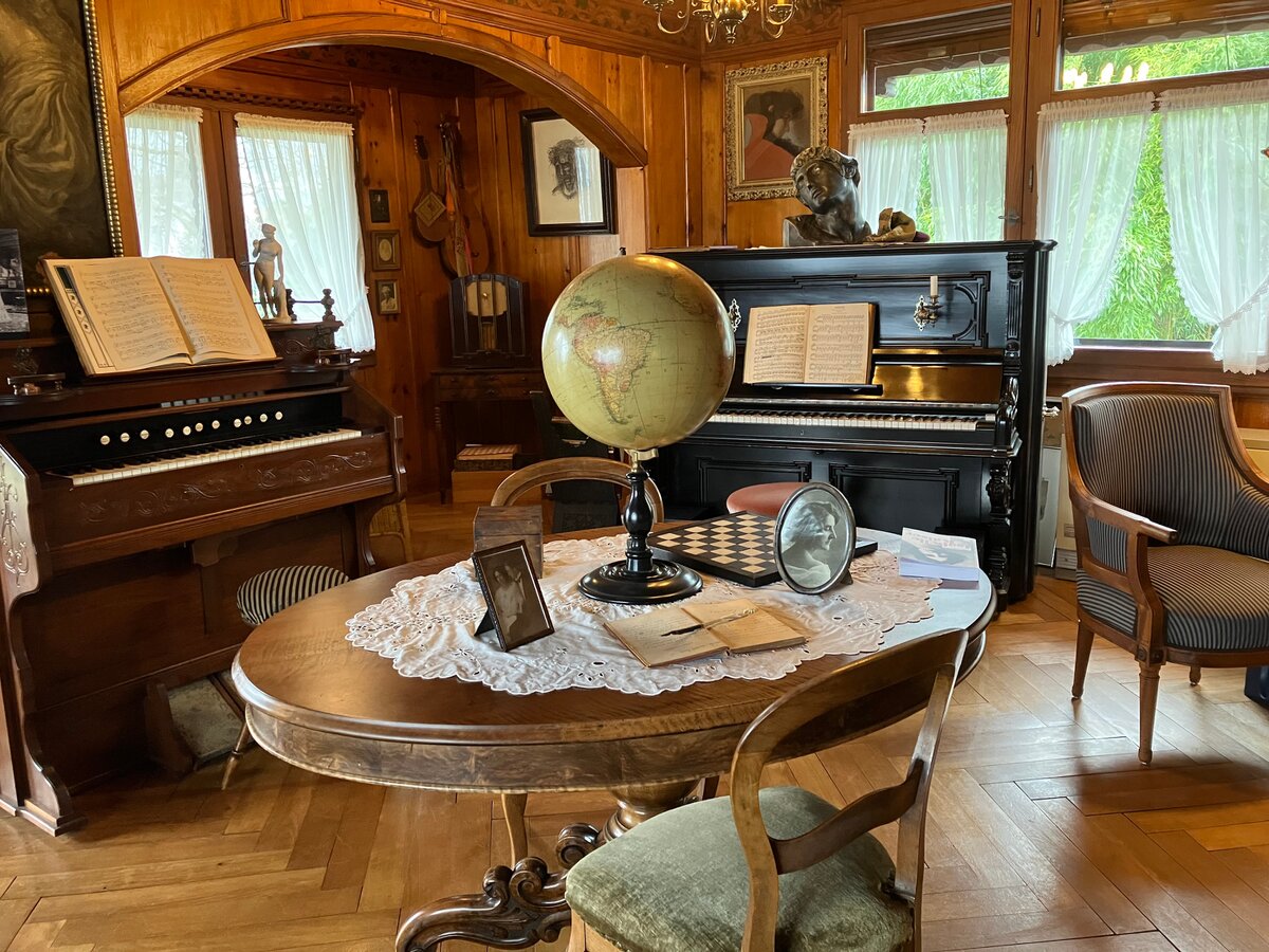 In der gut erhaltenen Wohn- und Schreibstube der Schriftstellerin waren auch originale Schriftst&uuml;cke in franz&ouml;sischer und deutscher Sprache zu sehen. Das Klavier und das Harmonium zeugten von ihrem Interesse und ihrer Begabung f&uuml;r die Musik.