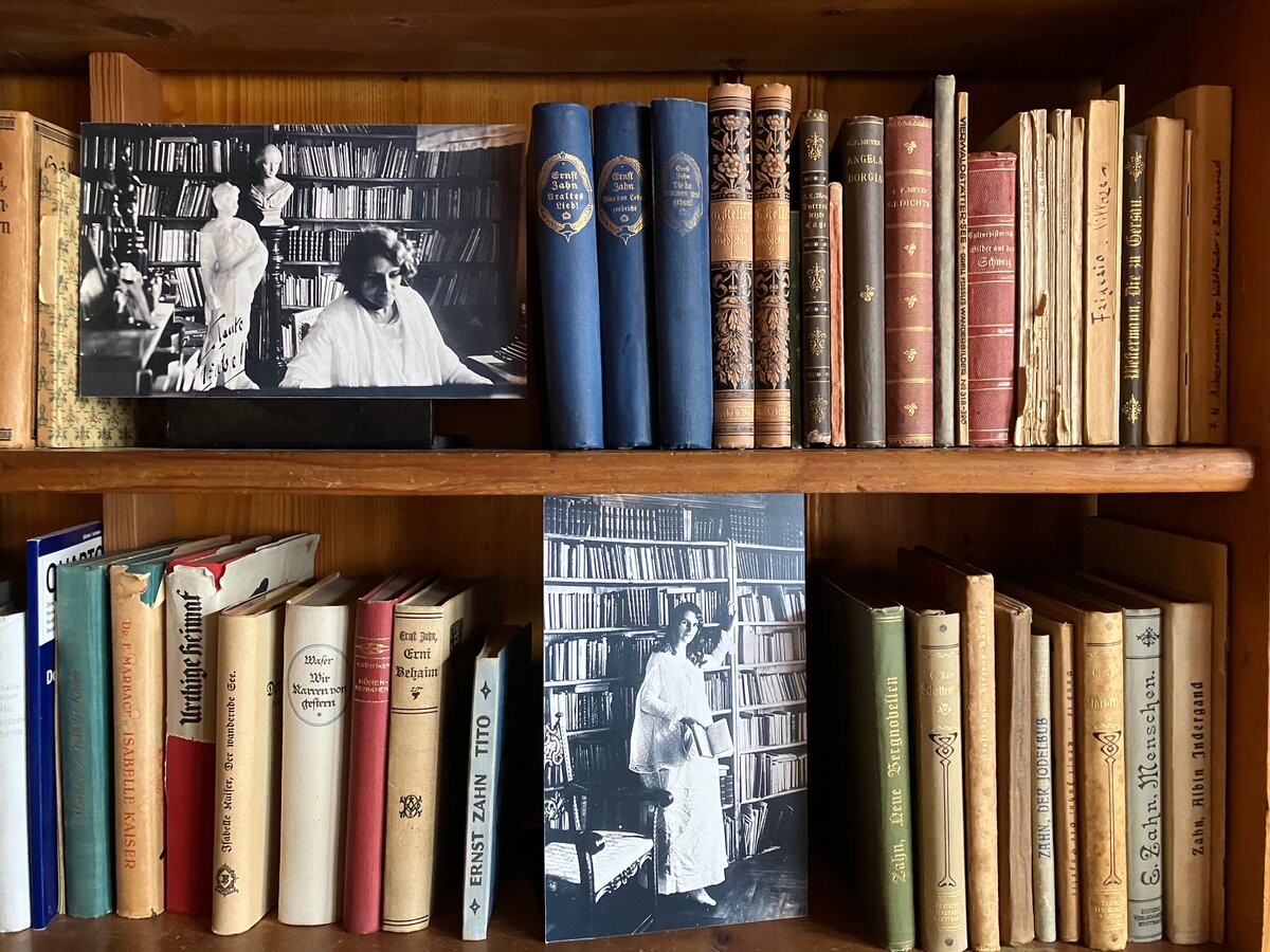 Neben Fotos bildeten im B&uuml;chergestell neben fremden ihre eigenen B&uuml;cher eine lange Reihe.