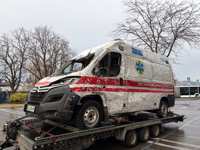 Als brutales Zeichen vom russischen Angriff auf die Zivilbev&ouml;lkerung stand eine zerst&ouml;rte Ambulanz aus Charkiw in Luzern und in anderen Schweizer St&auml;dten.