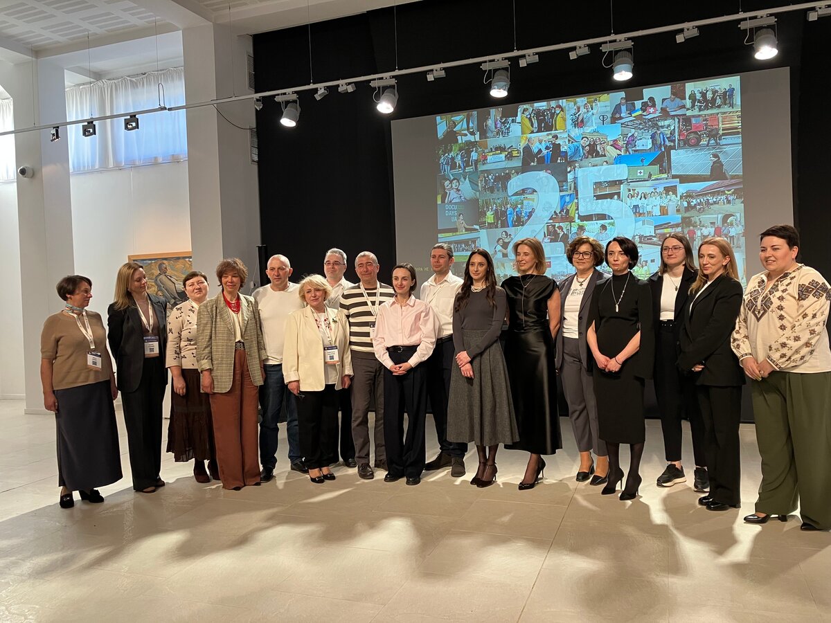 Sie haben immer wieder Unm&ouml;gliches m&ouml;glich gemacht: Das Team der NGO CAMZ, seit 25 Jahren geleitet von Nataliya Kabatsiy (4. von rechts).