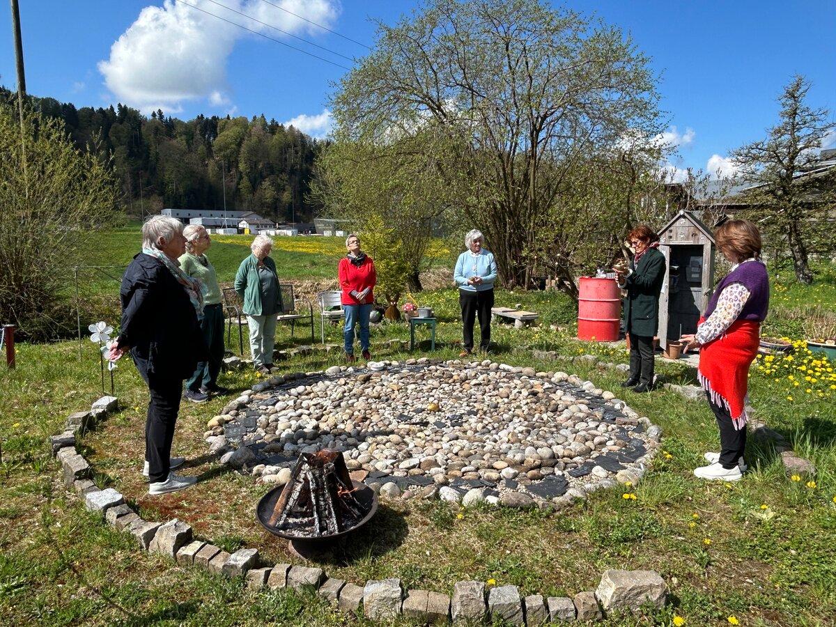Frauen des Regioforums Zentralschweiz tankten Kraft beim Heilmandala im Garten von Marietta und Bruno Kneub&uuml;hler in Willisau.