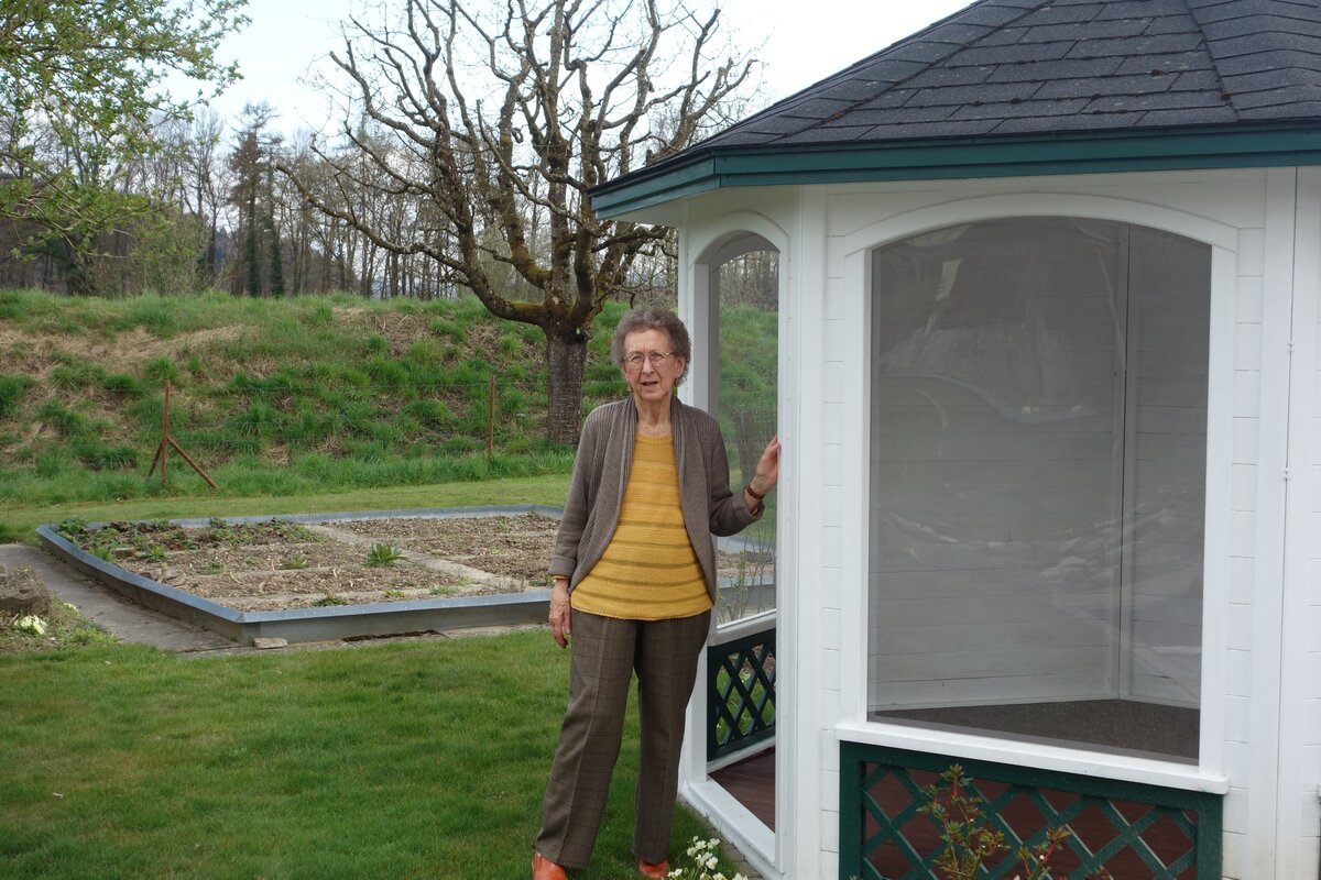 Marie-Anne bei der Laube in ihrem geliebten Garten. (Foto: privates Archiv)