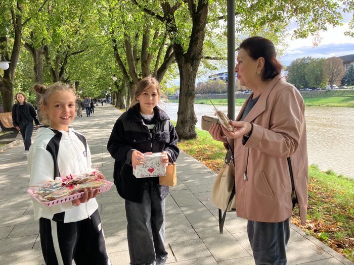 In der Lindenallee der Stadt Uschgorod verkaufen Sch&uuml;lerinnen Kuchen zugunsten der Soldaten an der Front.