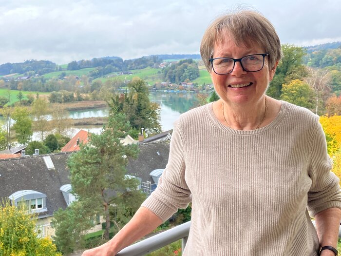 Evelyne G&uuml;nzburger-Durlacher sch&ouml;pft Kraft aus der Natur und im Austausch mit anderen Frauen in der Grossm&uuml;tterRevolution.