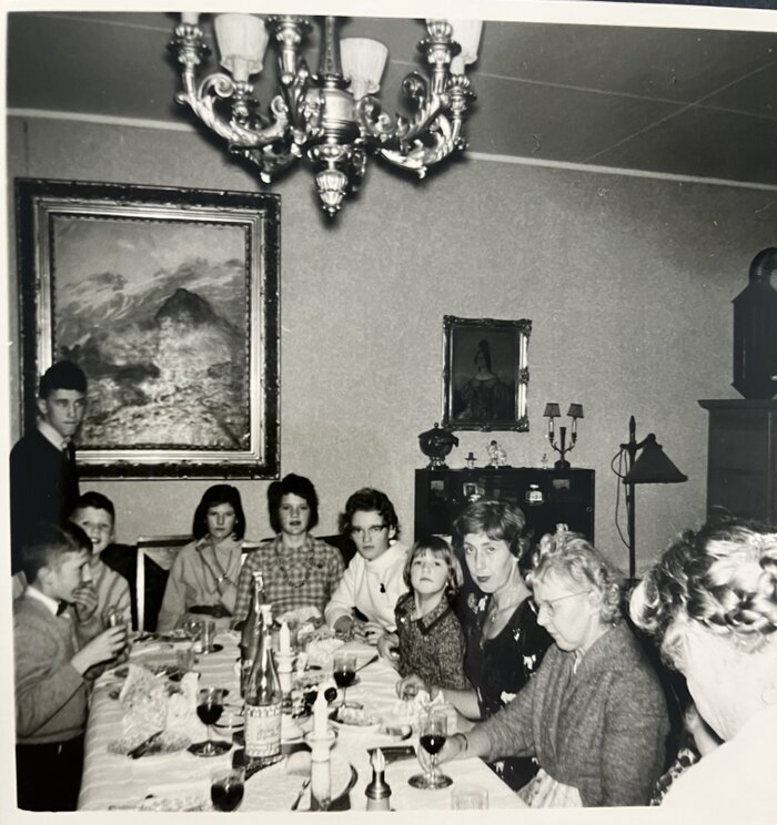 Silvester bei Tante Sophie: Die junge Dame in der Mitte mit dem karierten Rock bin ich.