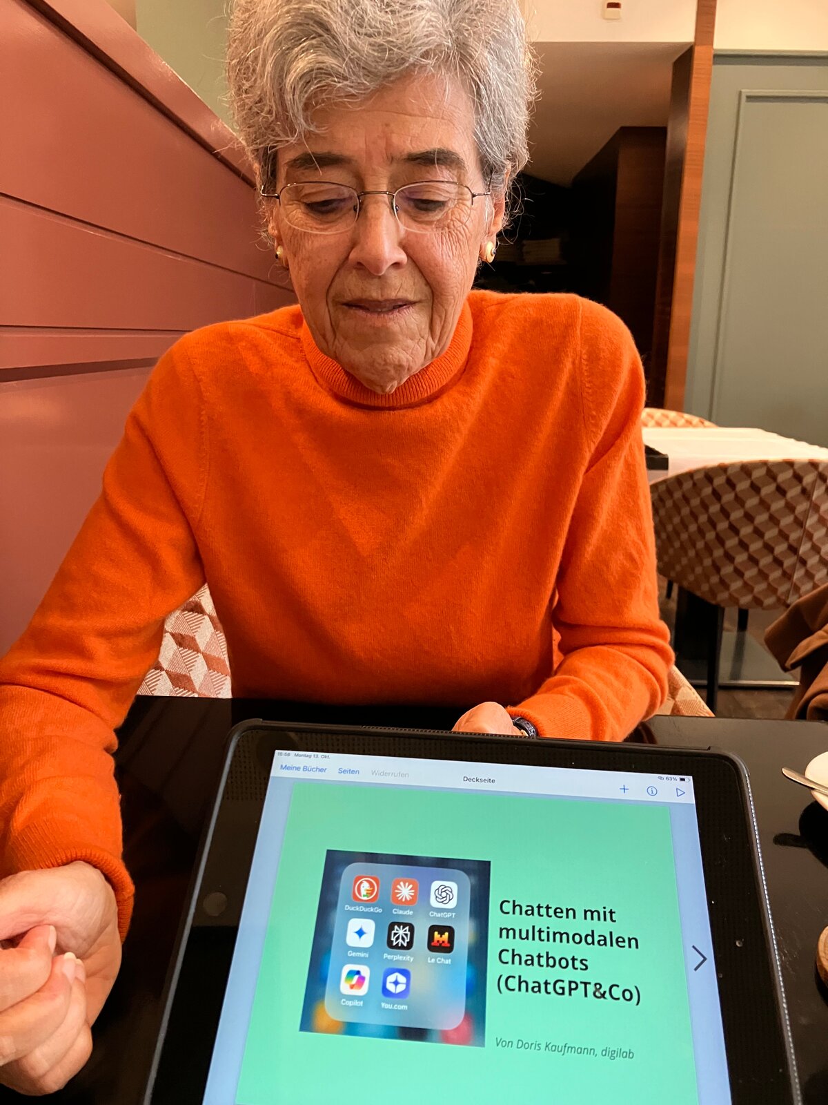 Doris Kaufmann ist begeisterte Nutzerin von KI-Assistenten und zeigt die verschiedenen KI-Apps auf ihrem Handy.