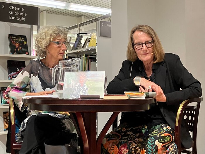 Foto: Theres Roth-Hunkeler (rechts) an der Buchvernissage in Zug im Gespr&auml;ch mit ihrer Lektorin Ina Br&uuml;ckel.