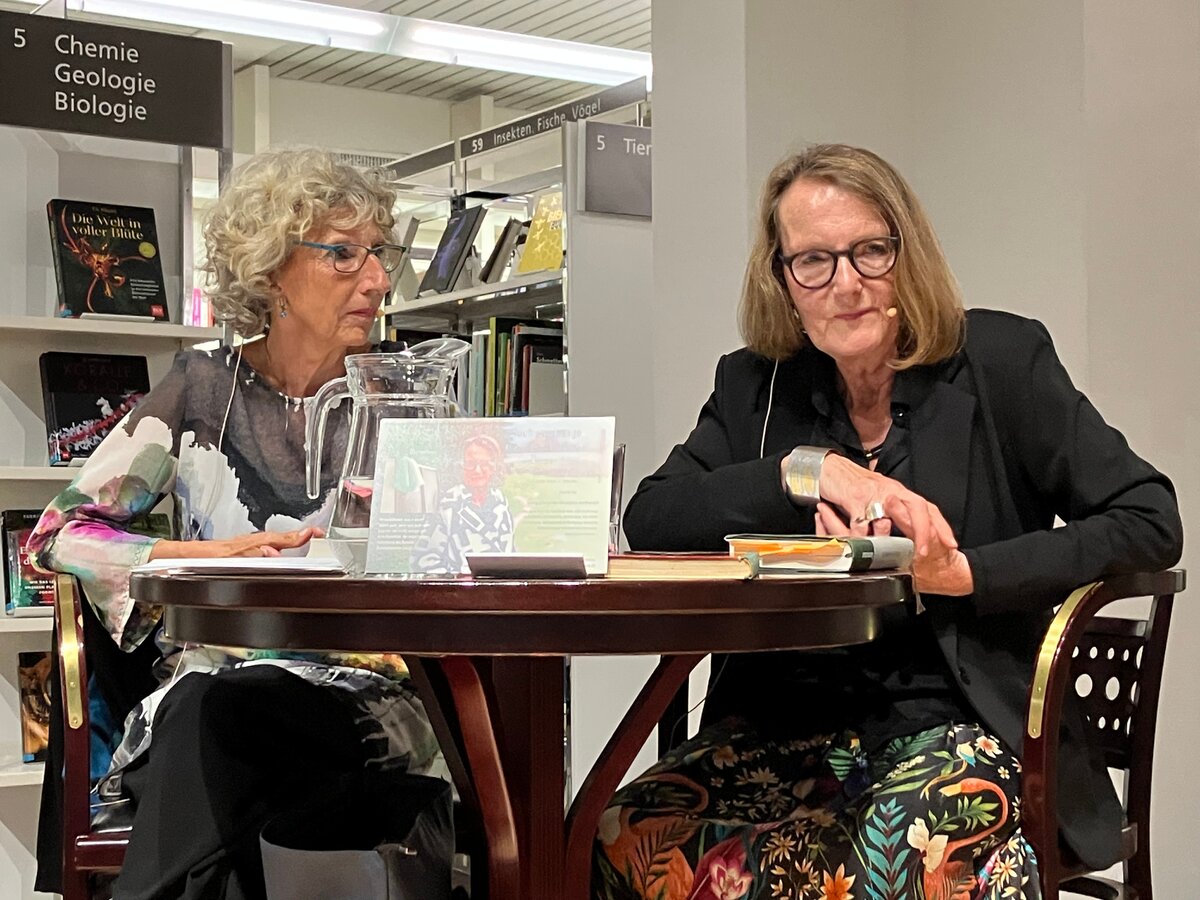 Foto: Theres Roth-Hunkeler (rechts) an der Buchvernissage in Zug im Gespr&auml;ch mit ihrer Lektorin Ina Br&uuml;ckel.