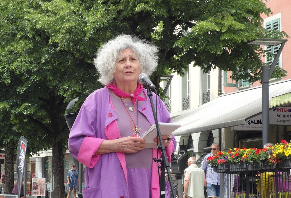 Am Frauenstreik 2019 in Langenthal beschwerte sich Regina Meyer &uuml;ber die fehlende Gleichstellung und die immer noch schwierige Vereinbarkeit von Beruf und Familie. &laquo;Deshalb sind wir Frauen hier, laut und stark&raquo;, betonte sie und forderte: &laquo;Wir wollen die H&auml;lfte der Macht.&raquo;