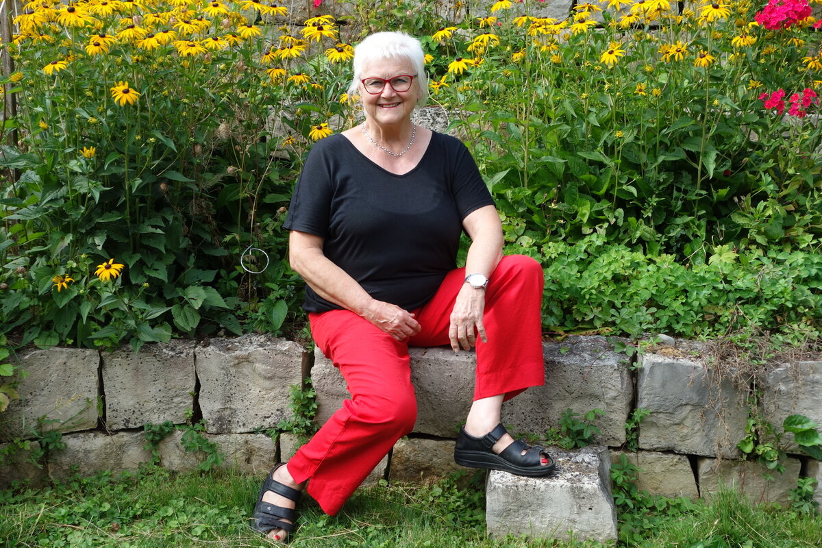 Anne-Regula Keller in ihrem vielseitigen, selber geplanten Garten: Er ist ebenso ihr Stolz wie das Solardach und die Erdsonden.