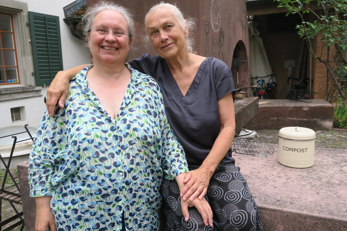 Am Kulturfestival &laquo;Hallo Tod&raquo; in Z&uuml;rich leiteten Rosmarie Brunner (links) und Maru Stocker von der AG Endlichkeit am 25. August das Caf&eacute; Mortel.
