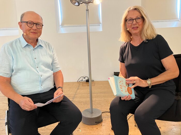 Die Entwicklungspsychologin und eremitierte Professorin der Uni Bern, Pasqualina Perrig-Chiello, las aus ihrem Buch &laquo;Own your age&raquo; und diskutierte dar&uuml;ber mit dem Gerontologen und Journalisten Beat B&uuml;hlmann.