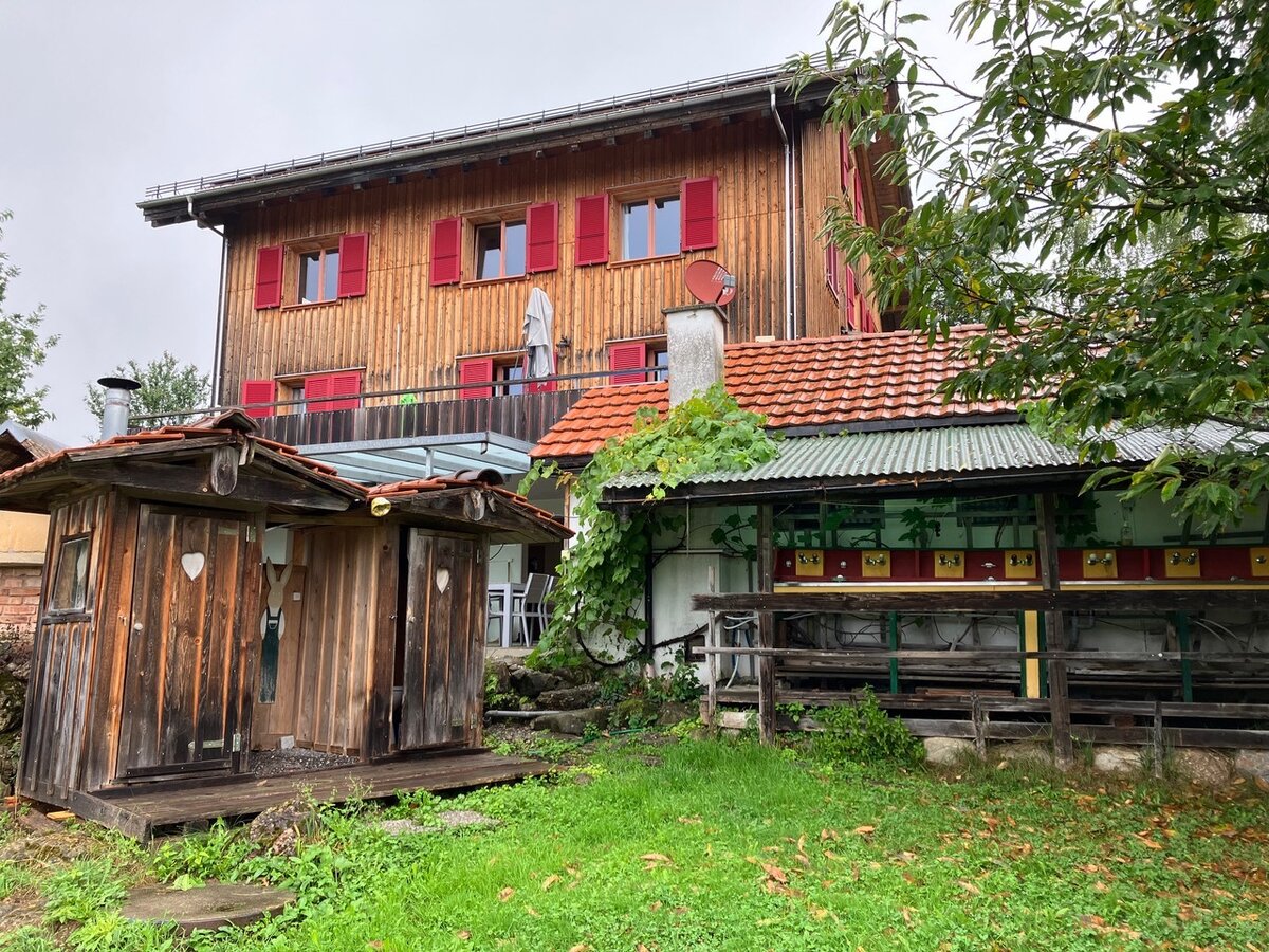 Das grosse Wohnhaus des Hirschenhofs.