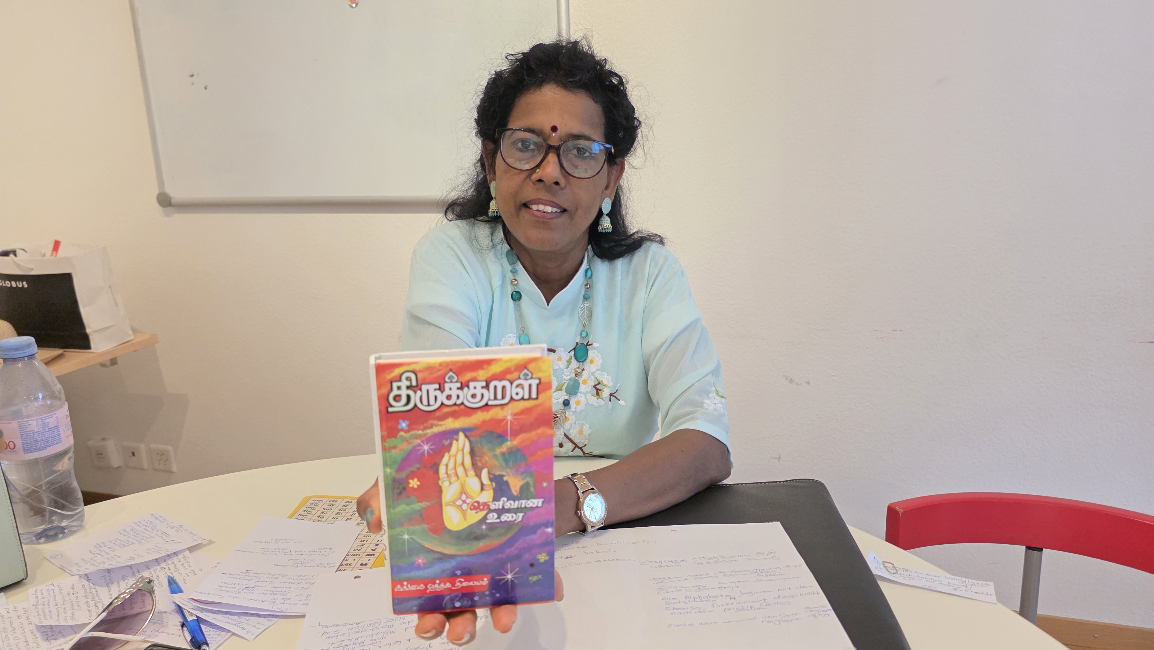 Thavamani Thanabalasingam mit dem für Tamilen wichtigen „Lebenswegweiser“ und Identitätssymbol. Foto: Irmgard Bayard